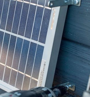 Solcelle ventilasjon: Sett opp solcellepanelet Solcelle ventilasjon: Sett opp solcellepanelet